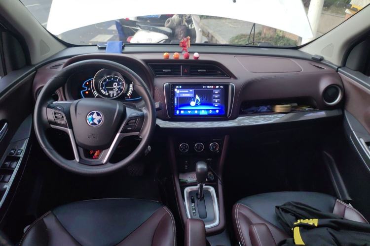 Used Venucia M50V 2017 1.6L XL CVT Luxury Edition Center Console