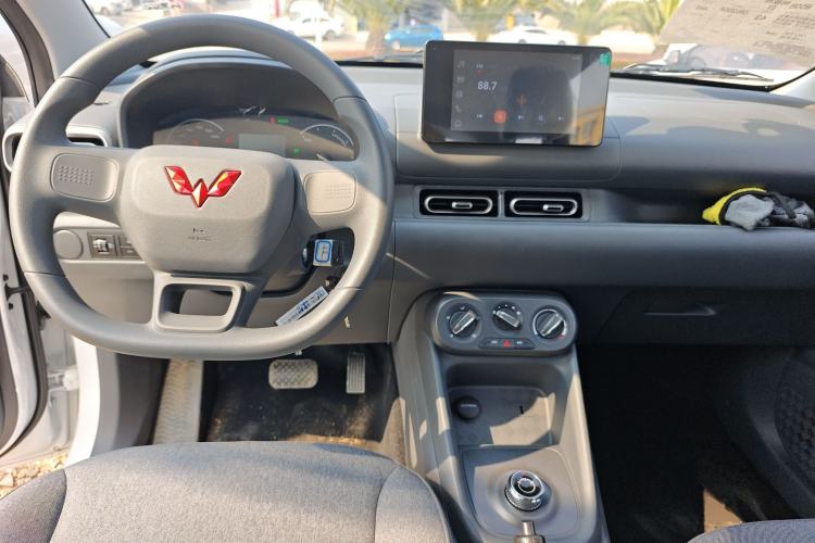 Used Wuling Hongguang New Energy 2025 Extended-Range Hybrid 50 km Standard Version Center Console