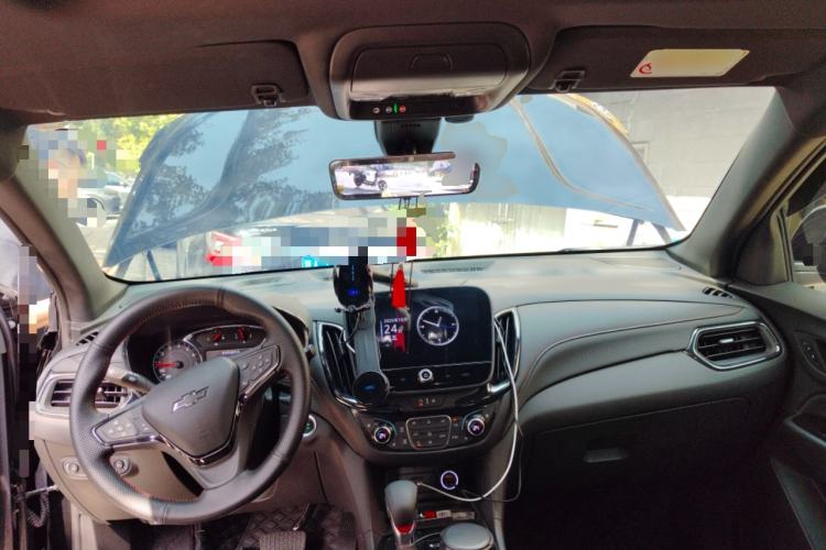 Used Chevrolet Equinox 2023 Mild Hybrid 2.0T RS All-Wheel-Drive Smart Guardian Edition Center Console