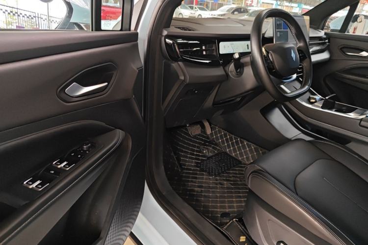 Used Livan 7 2023 450 km – Chasing Clouds Driver Seat