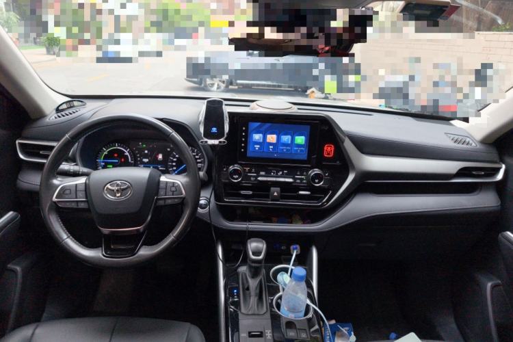 Used Toyota Highlander 2023 2.5L Smart Electric Hybrid Dual-Motor All-Wheel-Drive Luxury 7-Seater Center Console