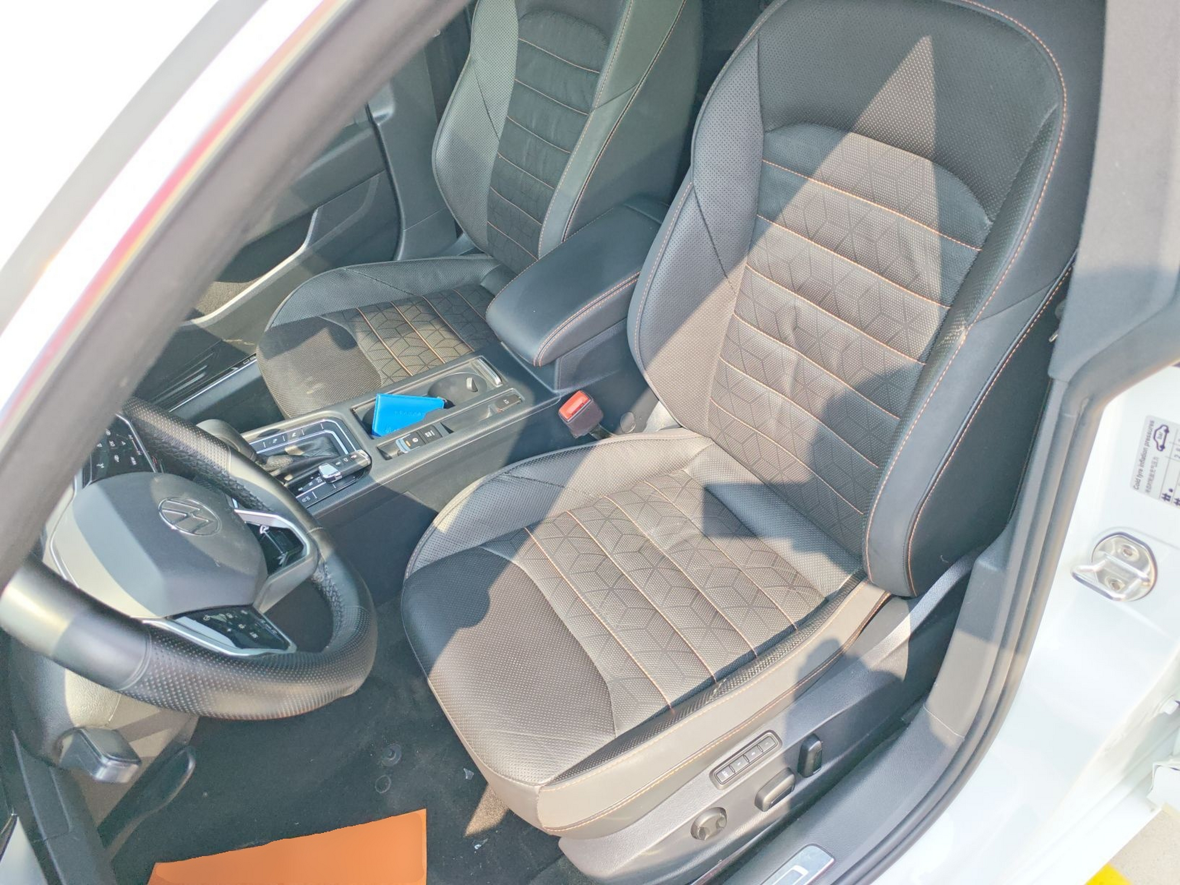 المقاعد الأمامية داخل السيارة