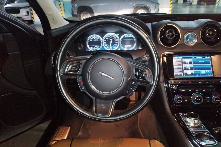 Used Jaguar XJ 2014 XJL 3.0 SC Two-Wheel-Drive Panoramic Business Edition Steering Wheel