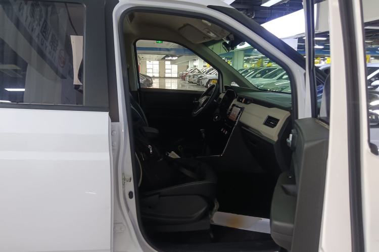 Used Wuling Hongguang PLUS 2020 1.5T Manual Commercial Vehicle 7 Seats Right Front Seat
