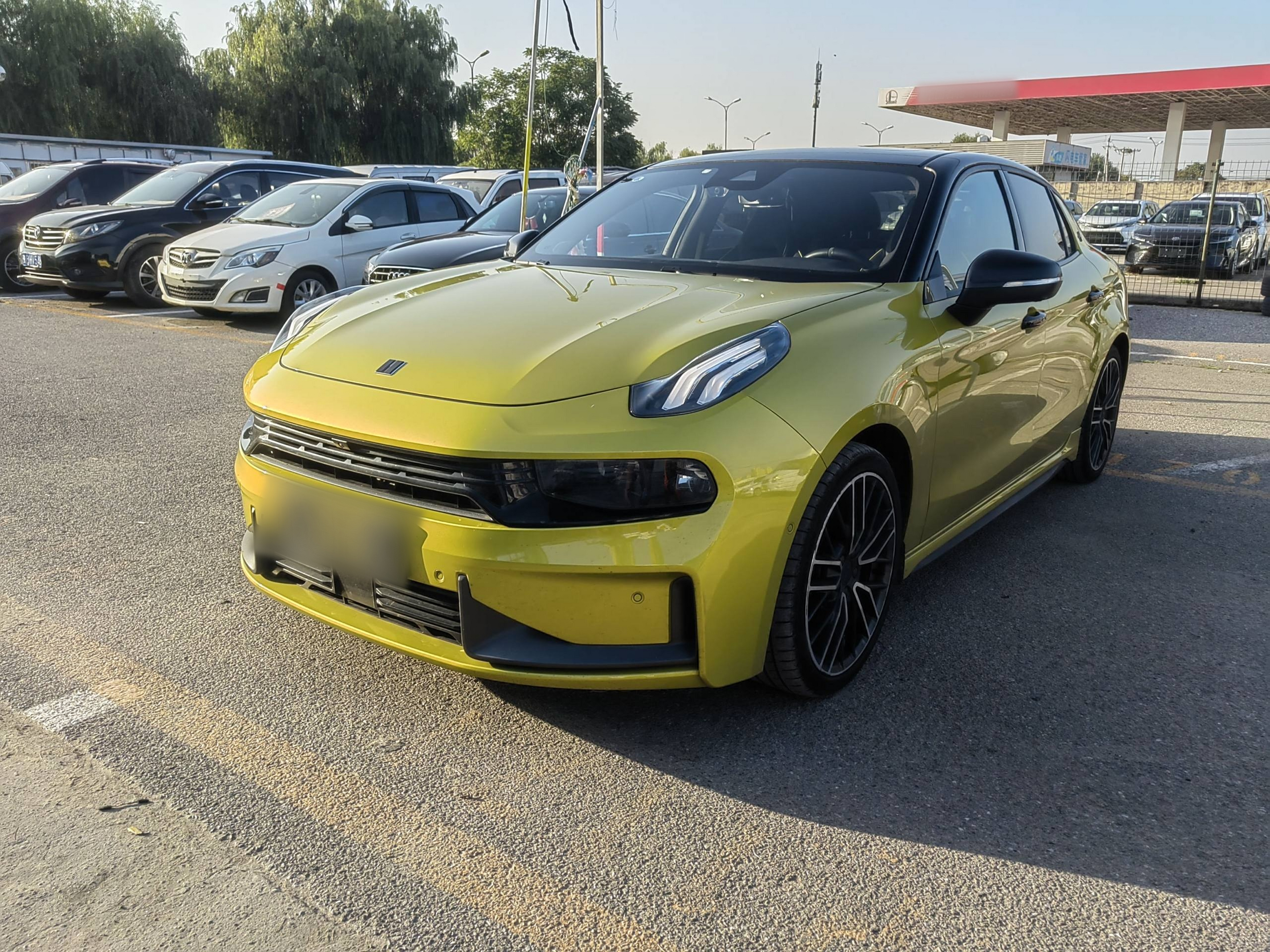 تحت مقدمة السيارة