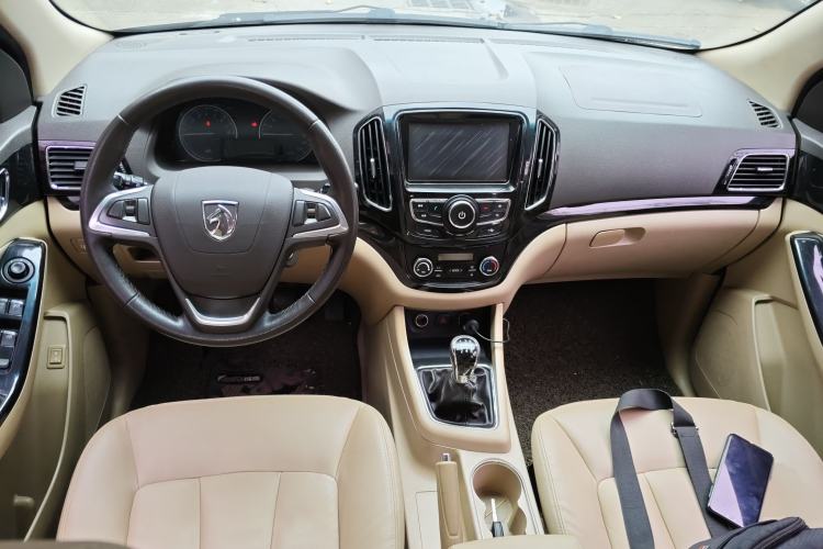 Used Baojun 730 2014 1.5L Manual Luxury Navigation ESP Version 7 Seats Center Console
