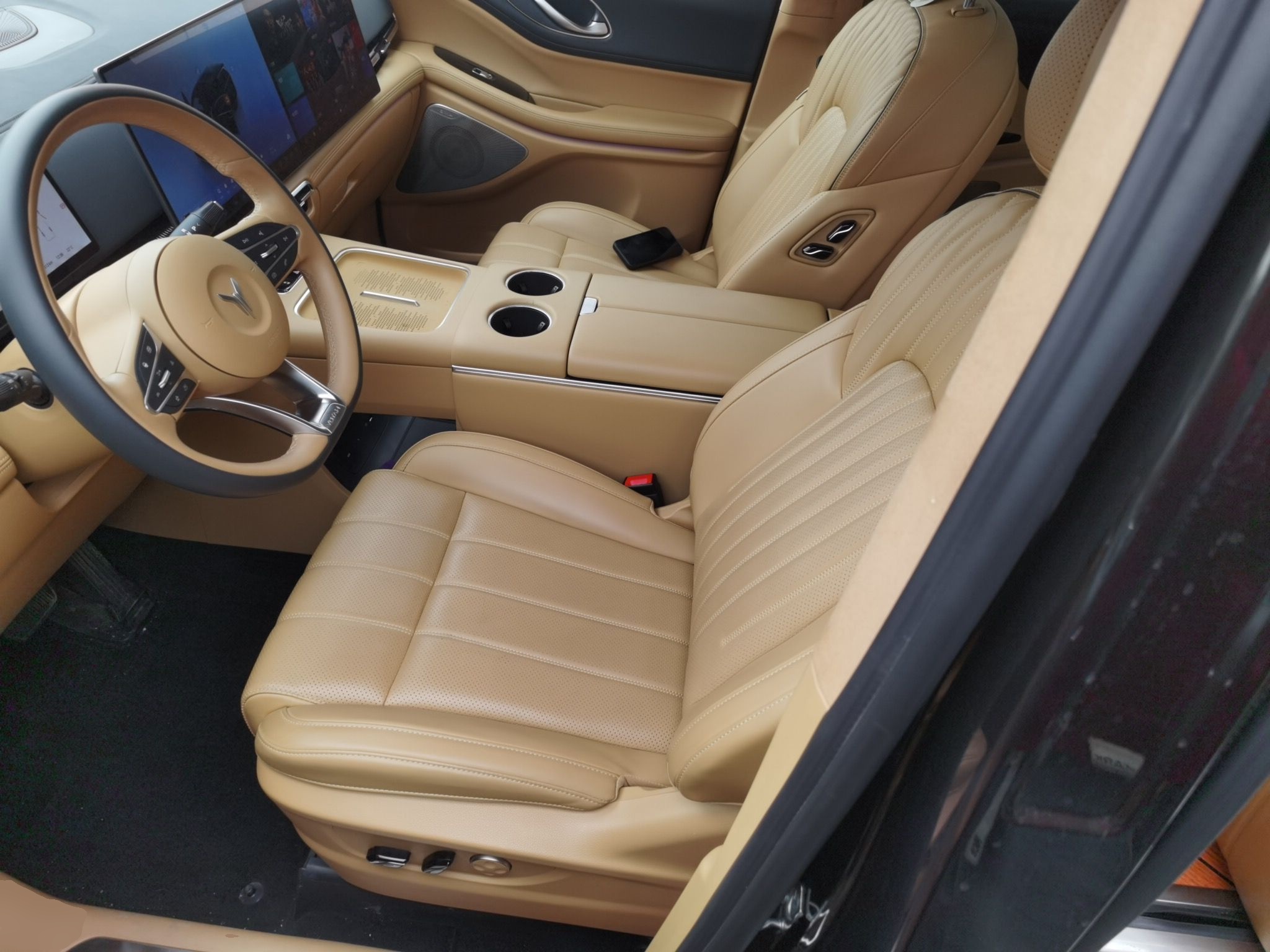 المقاعد الأمامية داخل السيارة