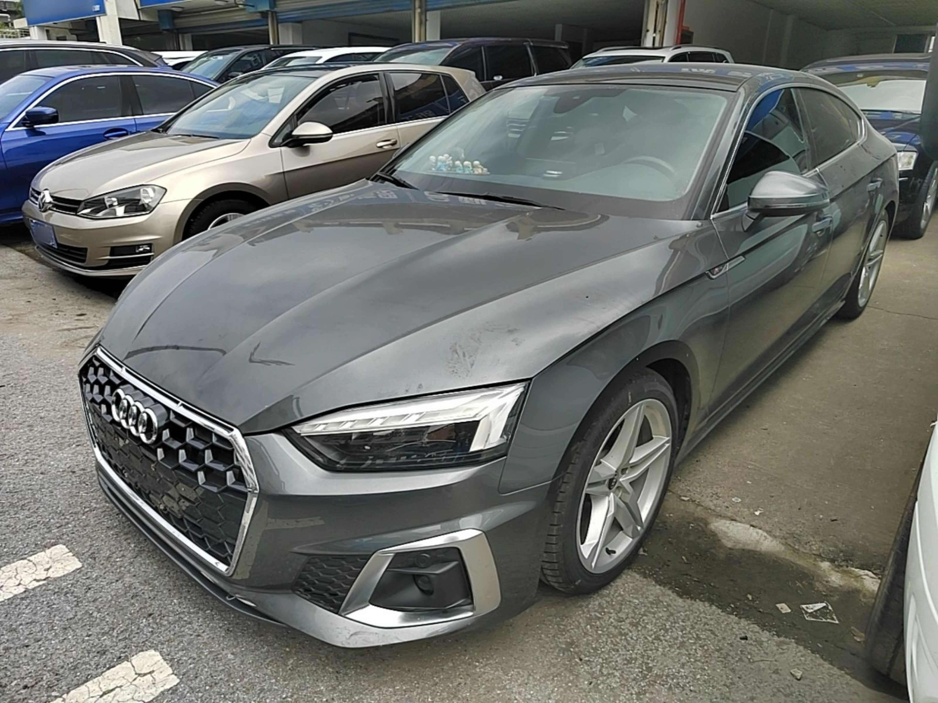 Под передней частью автомобиля
