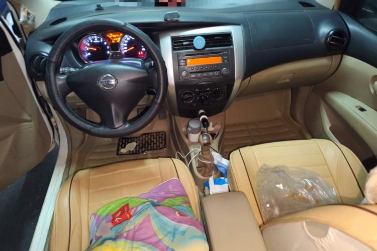 Used Nissan Livina 2013 1.6XE Manual Comfort Edition Center Console