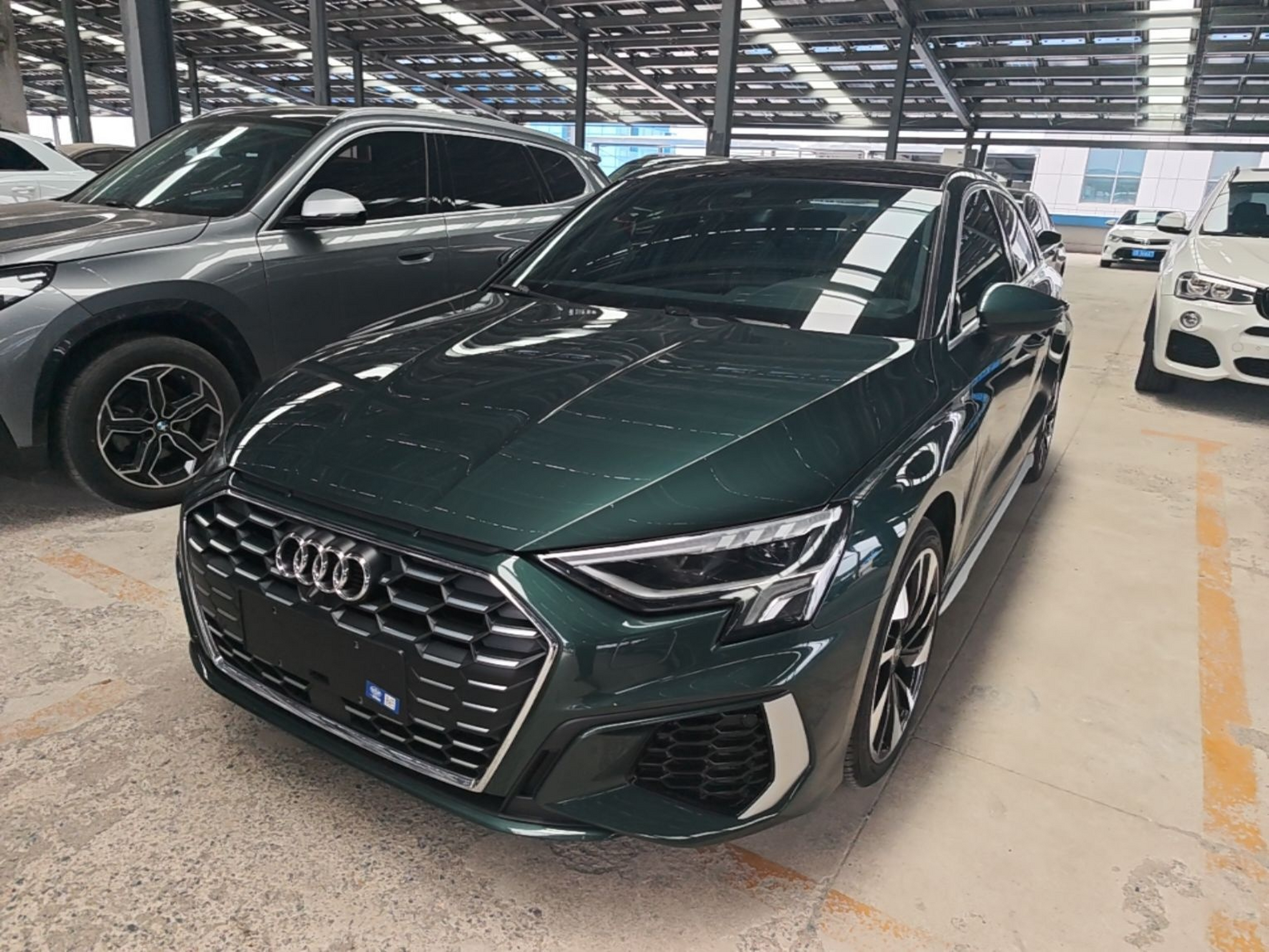 Под передней частью автомобиля