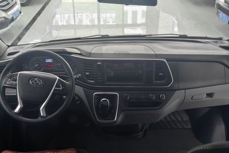 Used SAIC MAXUS Xintu V80 2021 2.0T Manual Classic Aoyuntong Short Wheelbase Mid-Roof 5/6-Seater