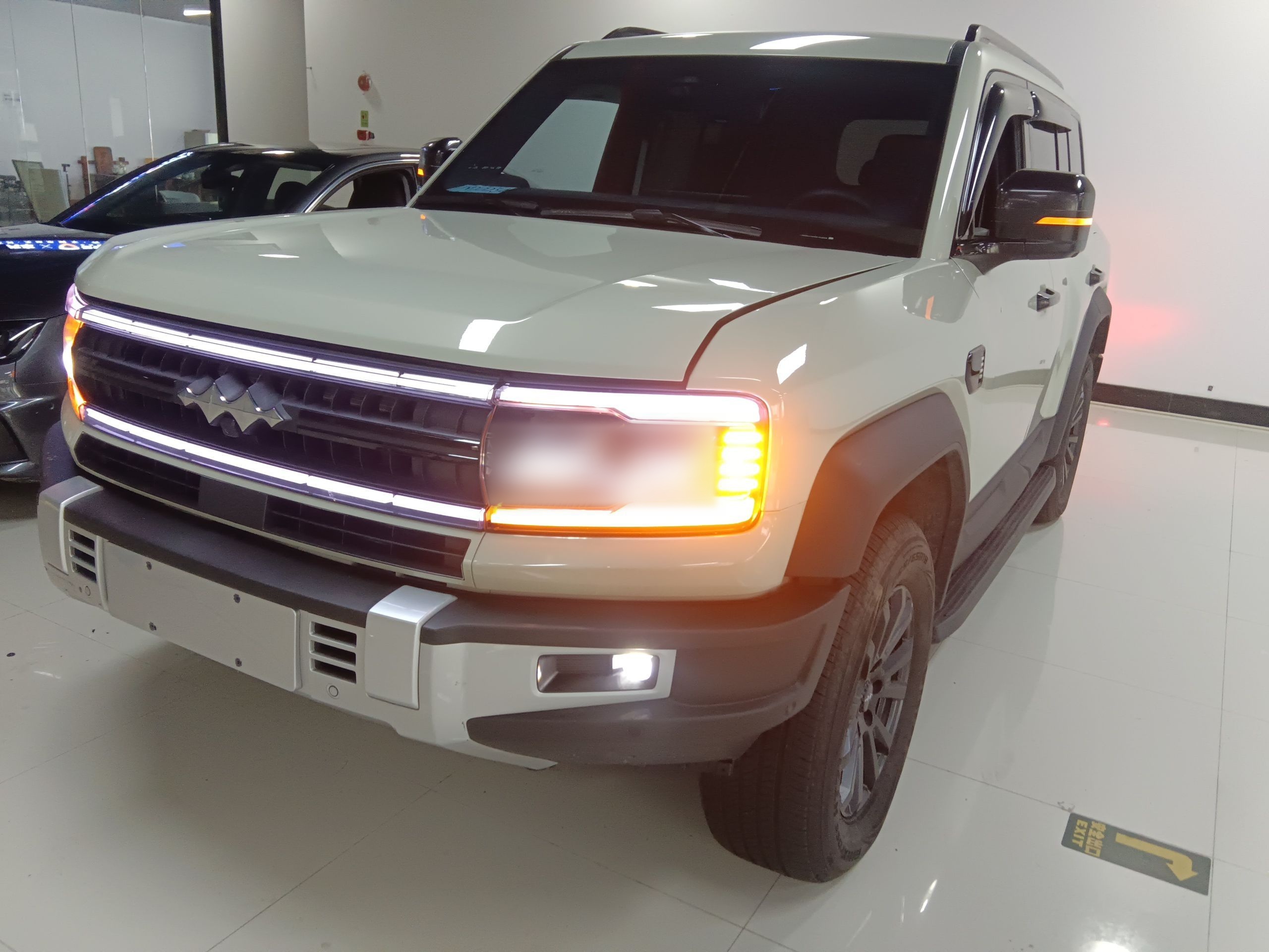 تحت مقدمة السيارة