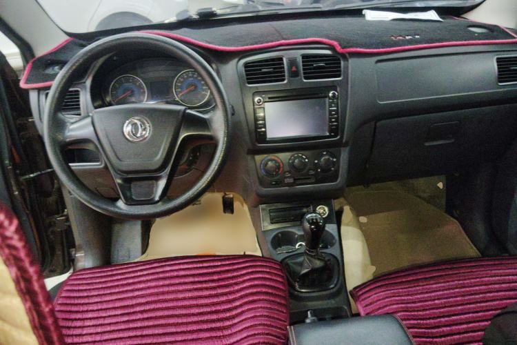 Used Dongfeng Fengon 330 2014 1.5L Manual Utility Version DK15 Center Console
