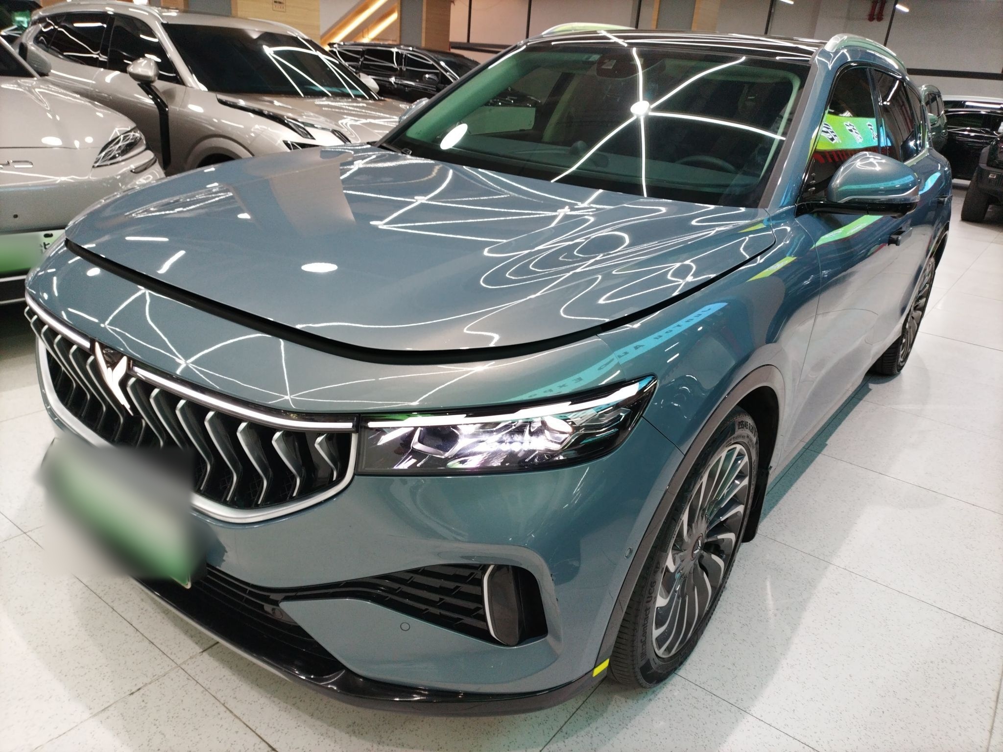 Под передней частью автомобиля