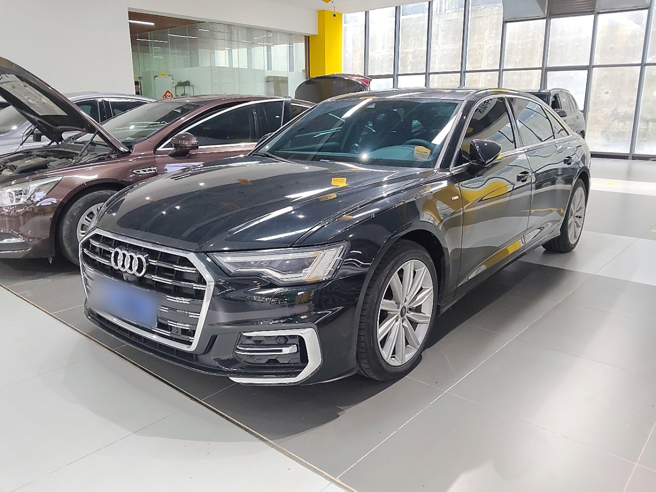 Под передней частью автомобиля