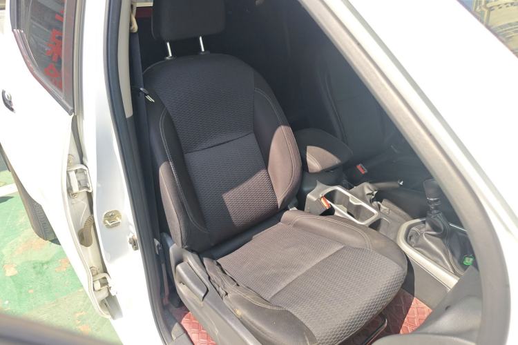 Used Nissan Navara 2021 2.5L Facelift Manual Two-Wheel Drive Comfort Version QR25
