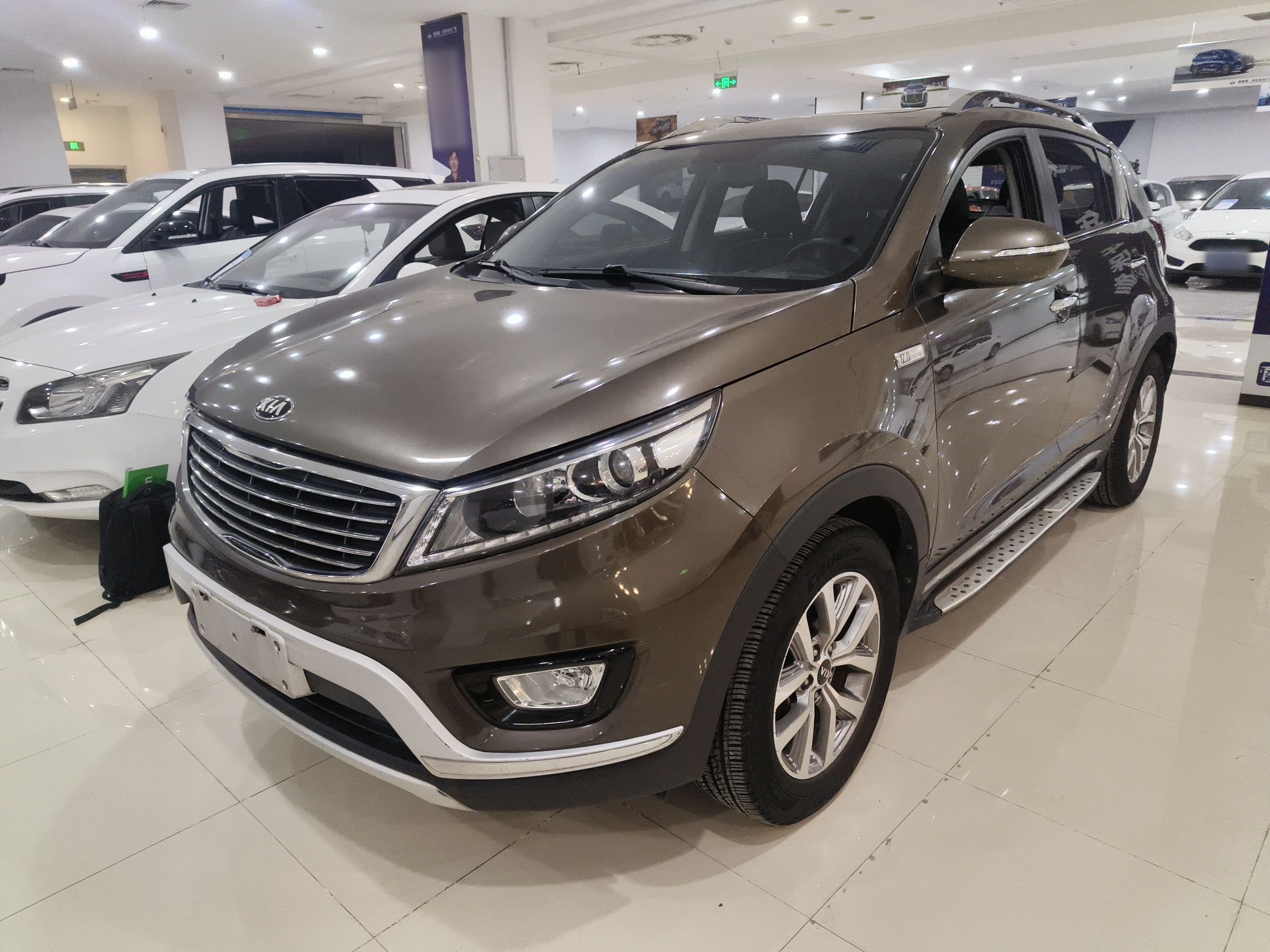 تحت مقدمة السيارة