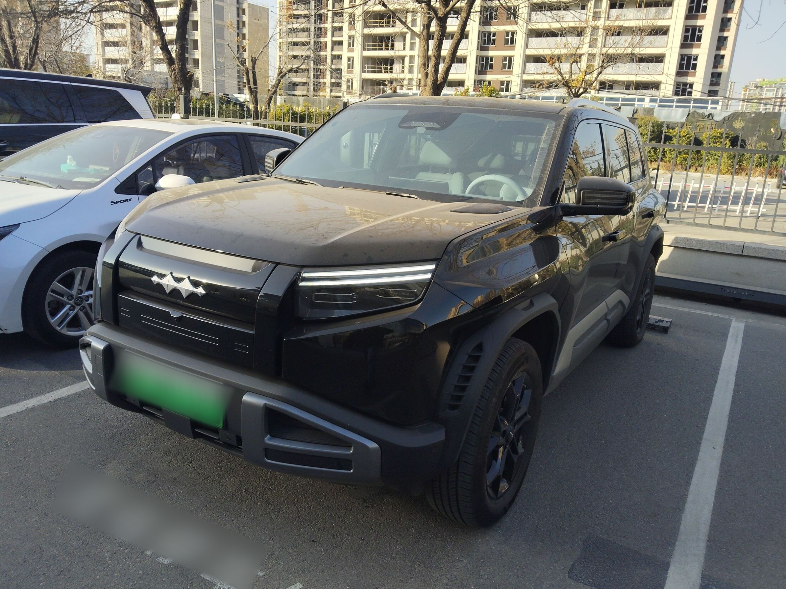 Под передней частью автомобиля