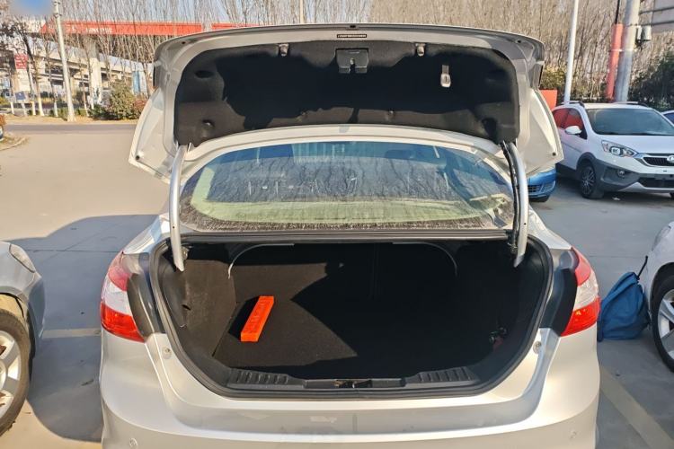 Used Ford Focus 2012 Sedan 1.6L Automatic Fashion Edition
