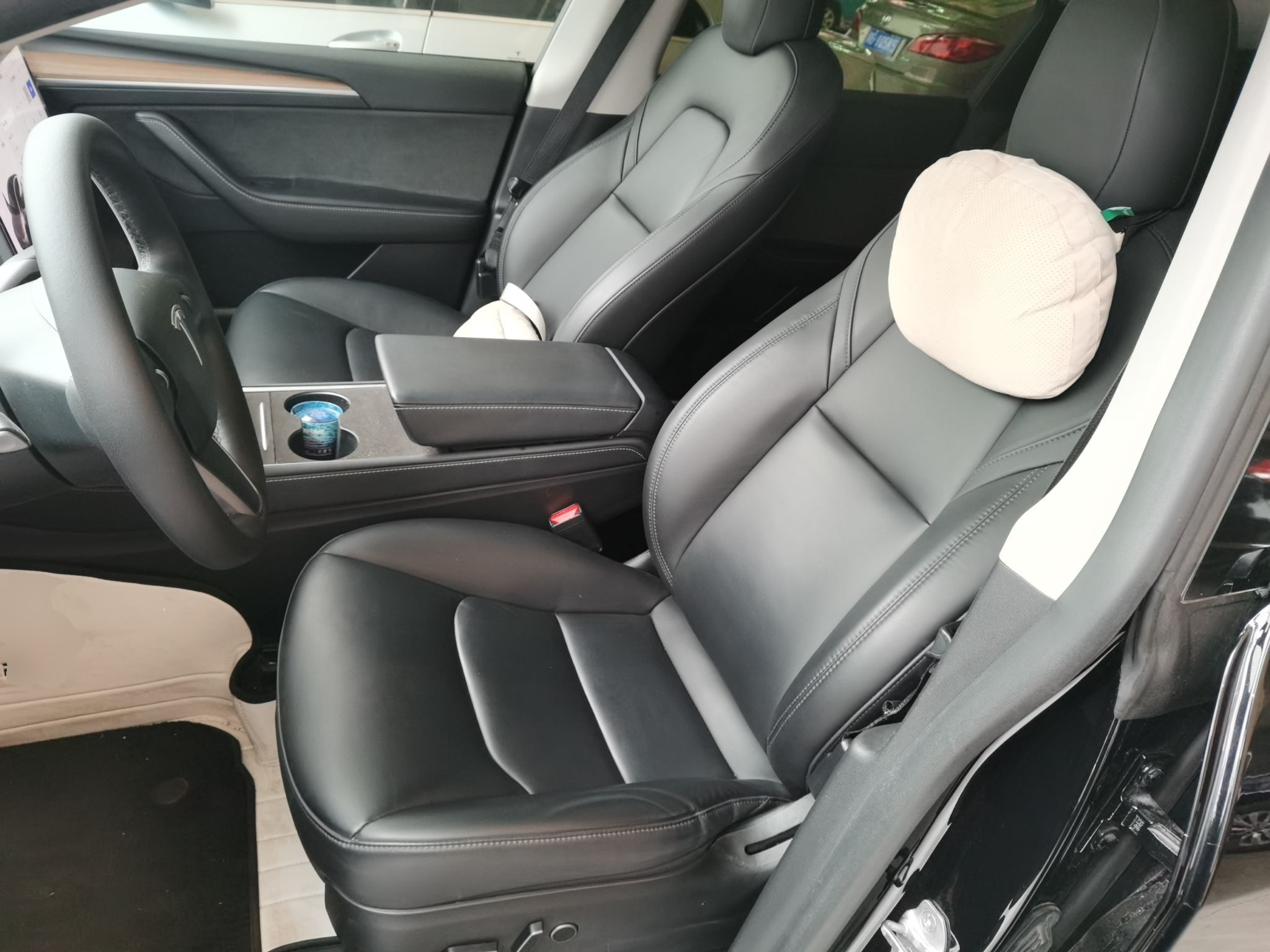 المقاعد الأمامية داخل السيارة