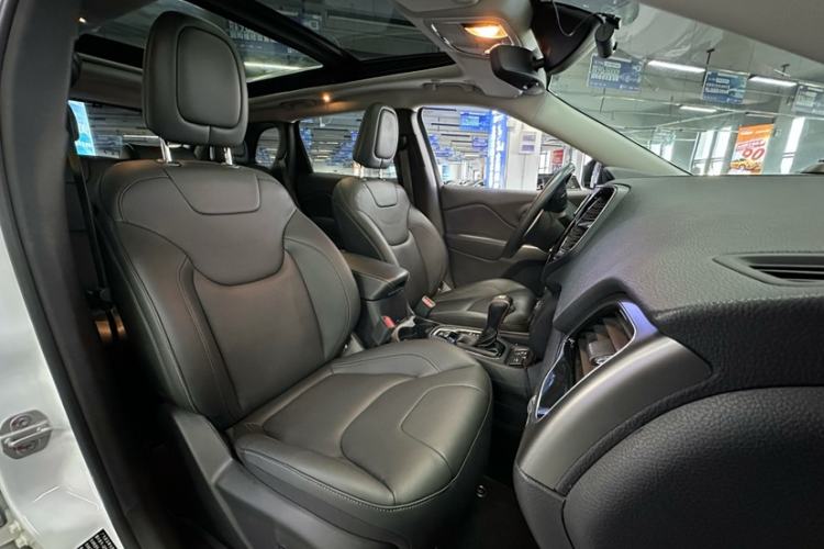 Used Jeep Cherokee 2019 2.0T Two-Wheel Drive Smart Enjoyment Version China VI
