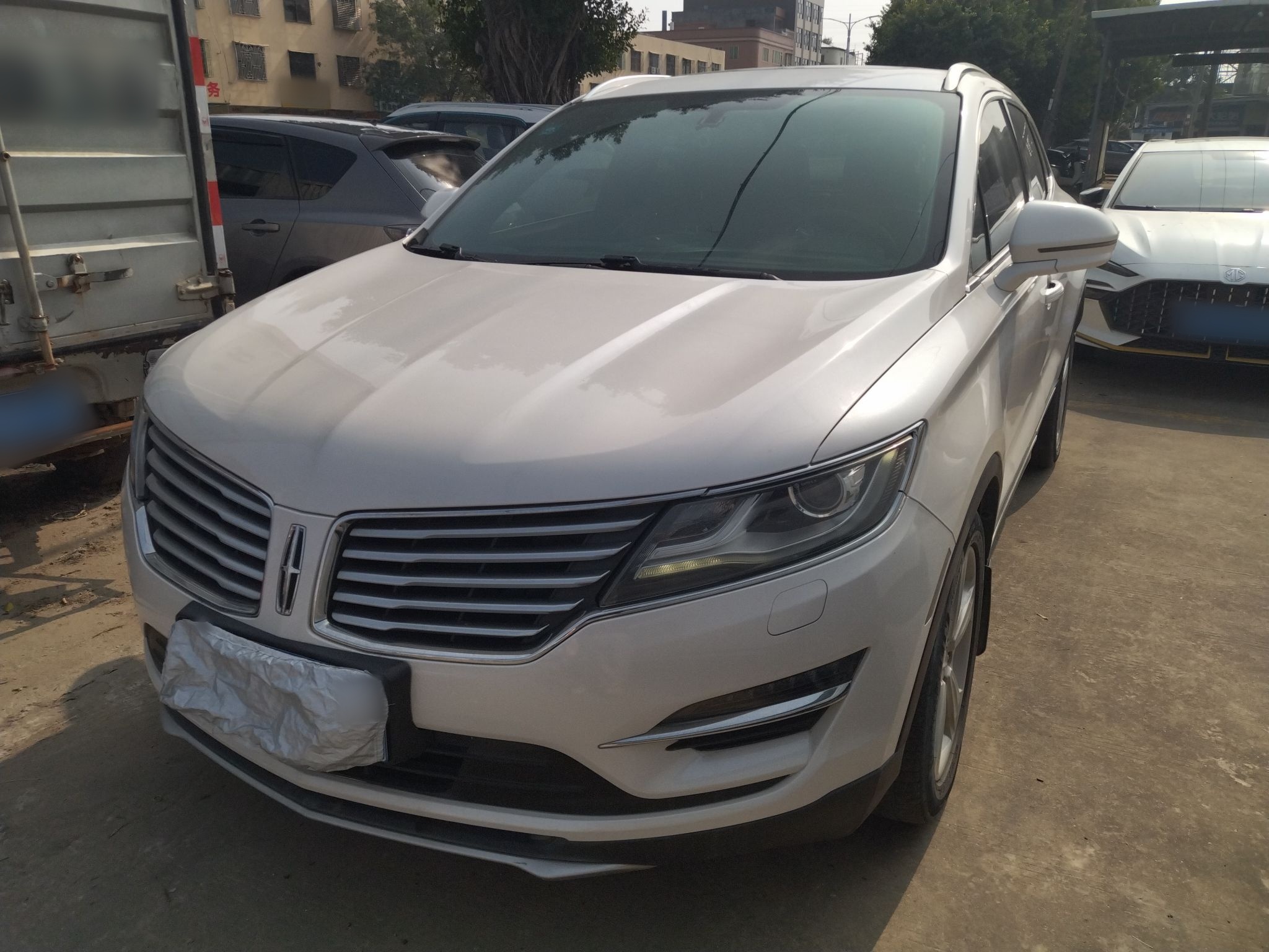 تحت مقدمة السيارة