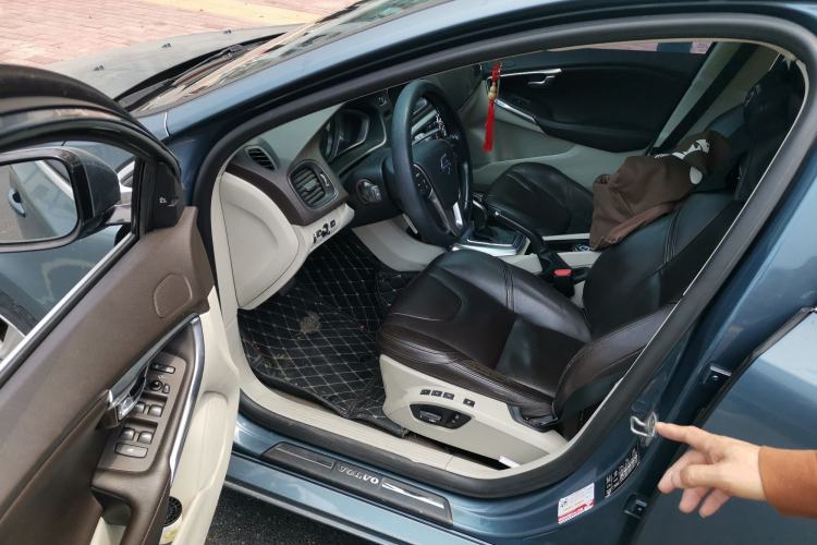 Used Volvo V40 2014 2.0T Zhiya Edition
