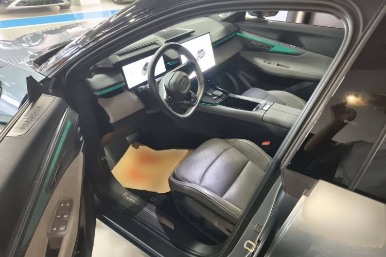 Used Lynk & Co 08 EM-P 2025 220 km All-Wheel-Drive Performance Halo
