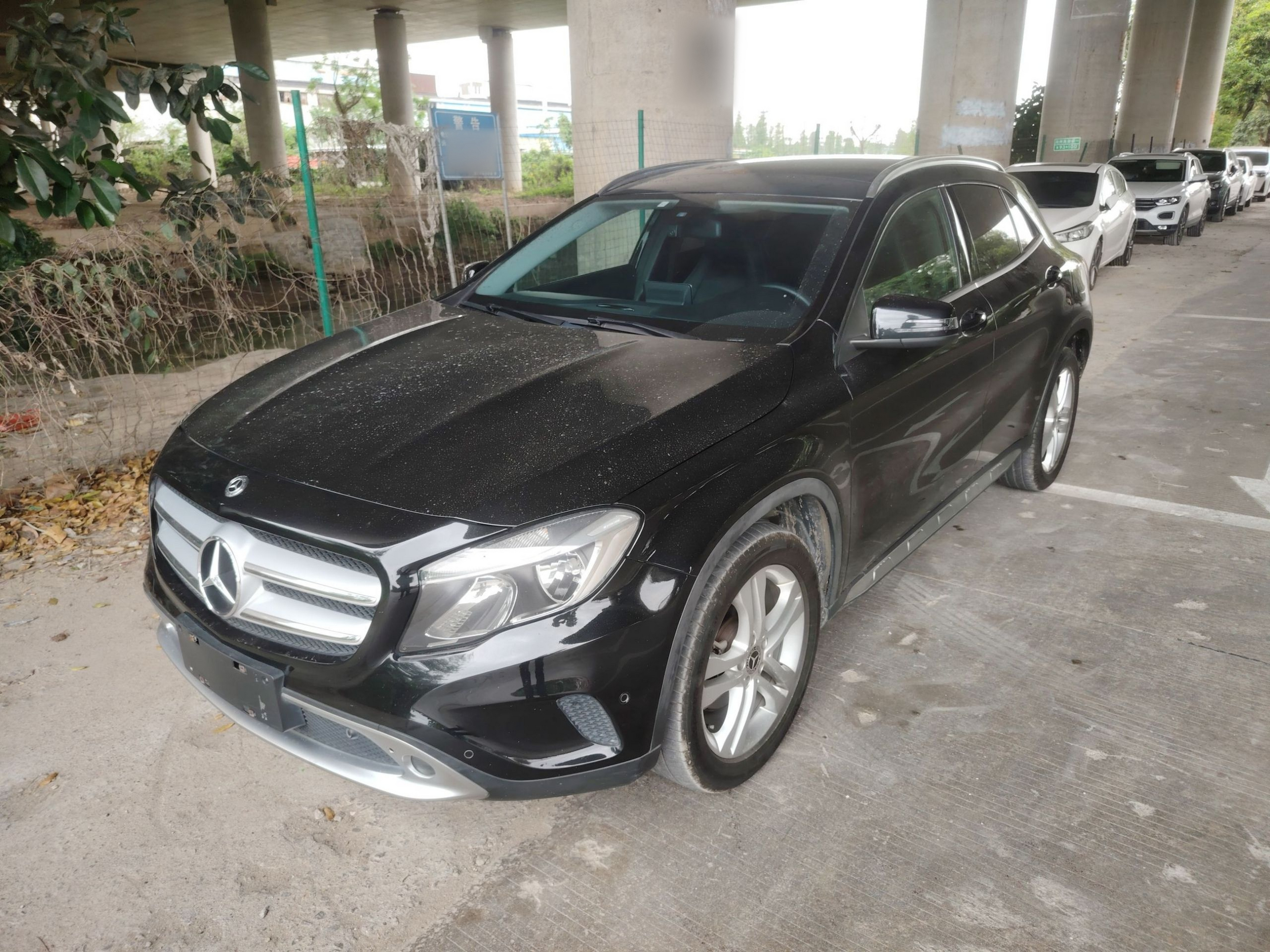 Под передней частью автомобиля