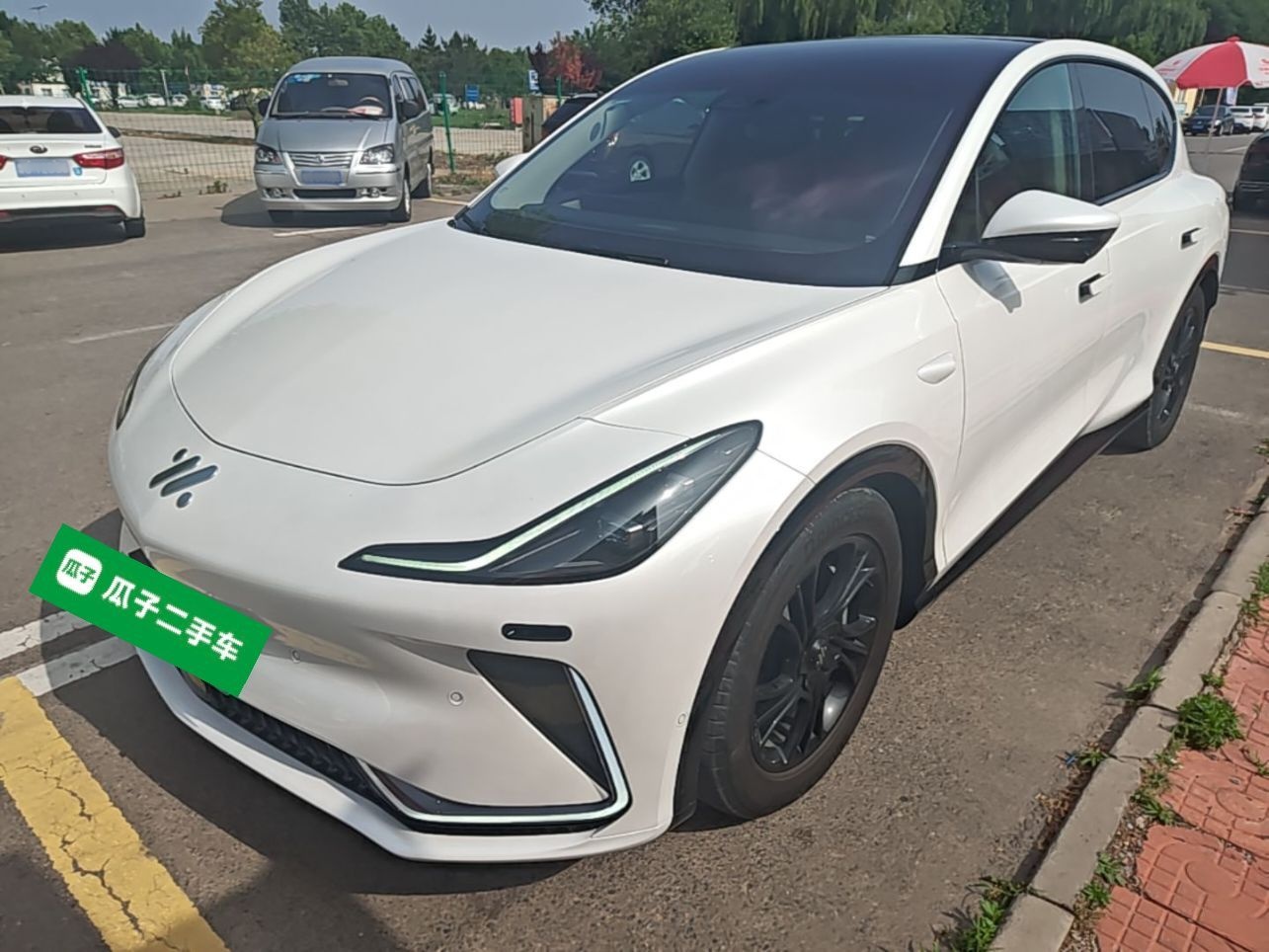 Под передней частью автомобиля