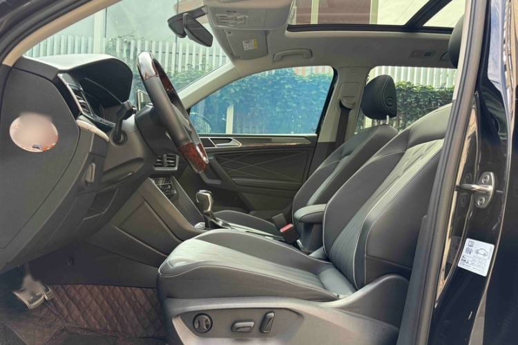 Used Volkswagen Tiguan L 2024 Outstanding Model 330TSI Automatic Two-Wheel Drive R-Line Dragon Glory Edition Interior 3