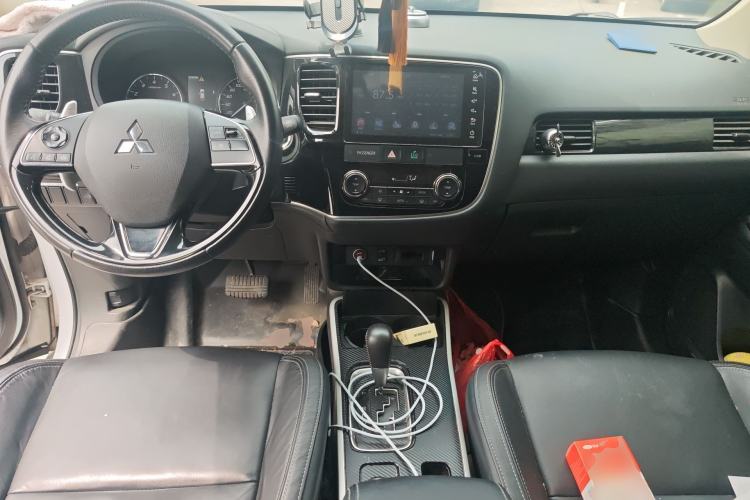 Used Mitsubishi Outlander 2019 2.4L 4x4 Zhi Xiang Edition 5 Seats China V Emission Standard Center Console