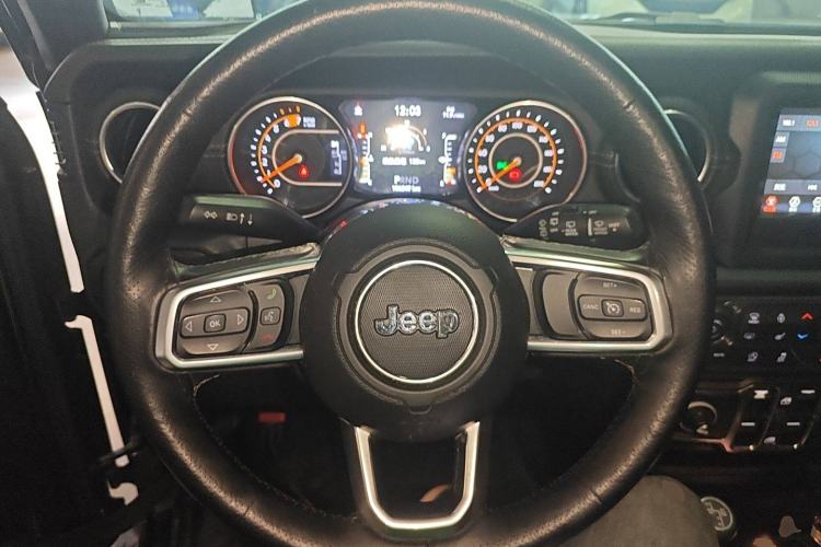 Used Jeep Wrangler 2019 2.0T Sahara Four-Door Brilliant Top Version China VI Emission Standard