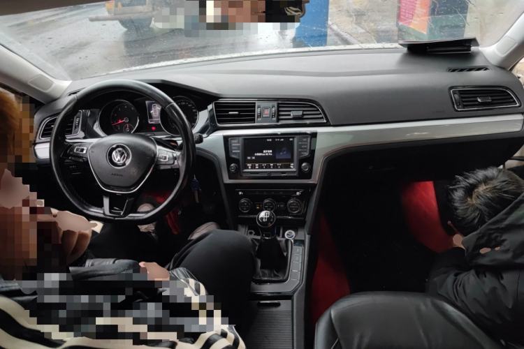 Used Volkswagen Lamando 2017 280TSI Manual Comfort Edition Center Console