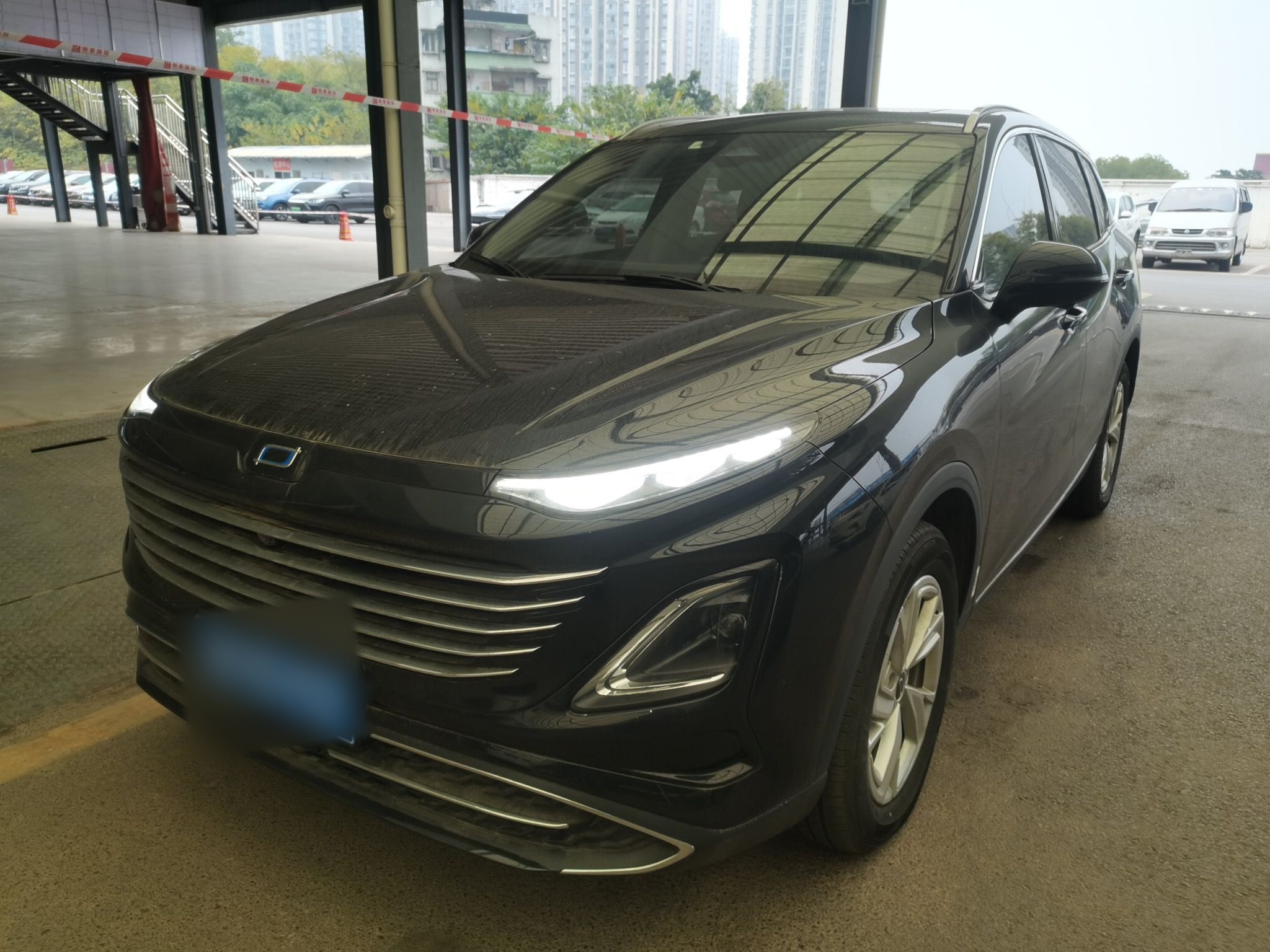 Под передней частью автомобиля