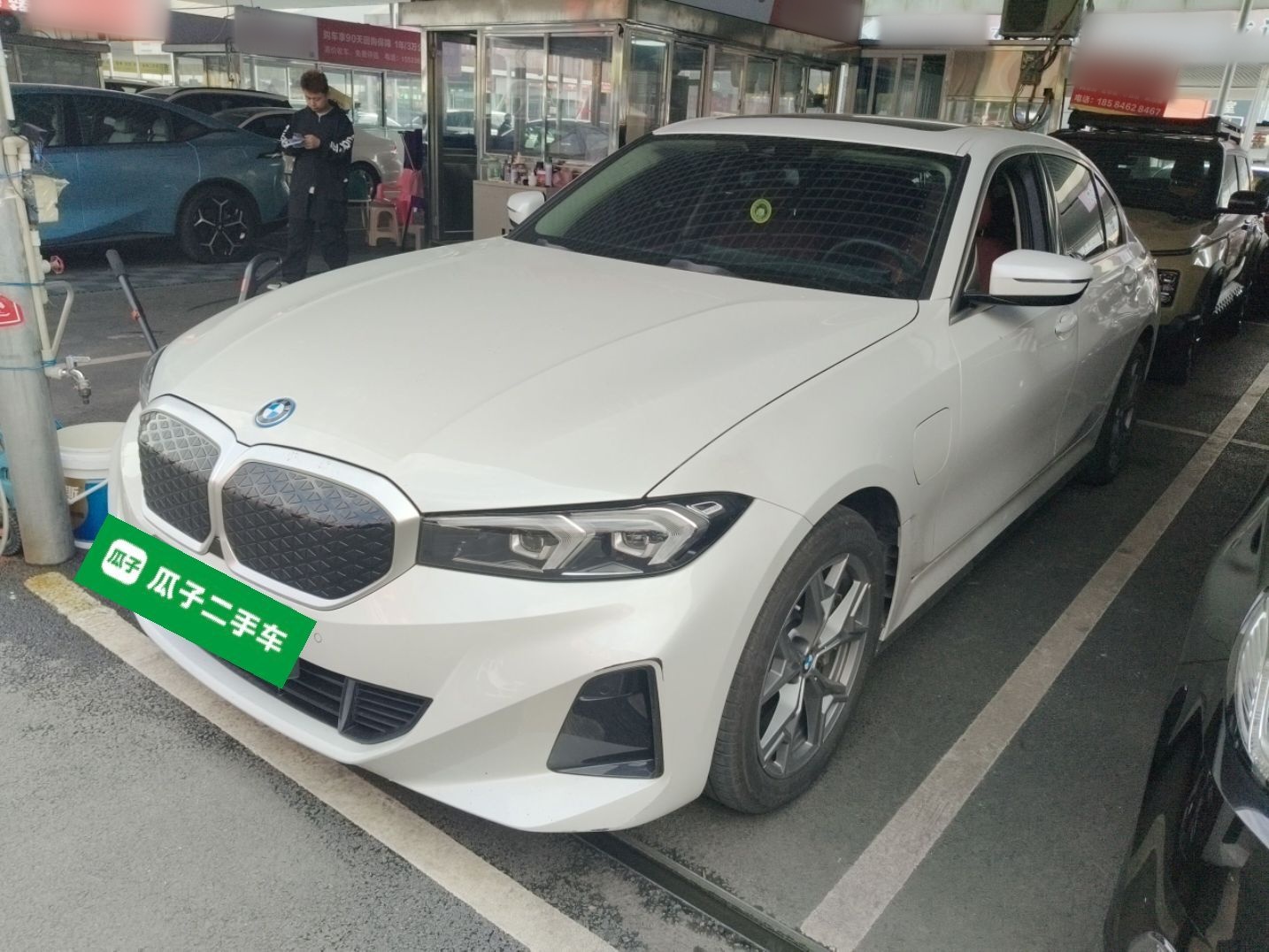 تحت مقدمة السيارة