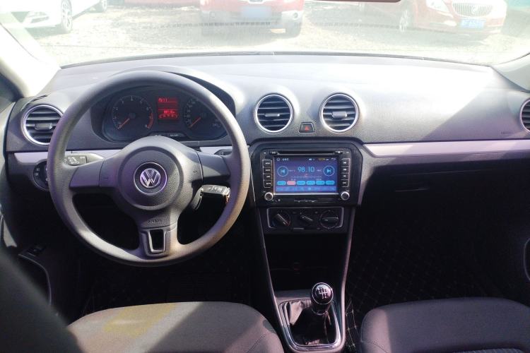 Used Volkswagen Jetta 2015 Zhuihui Edition 1.6L Manual Comfort Model Center Console