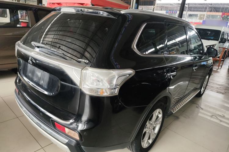 Used Mitsubishi Outlander 2014 2.4L 4x4 Deluxe Value Edition 5 Seats Rear Right 45 Deg