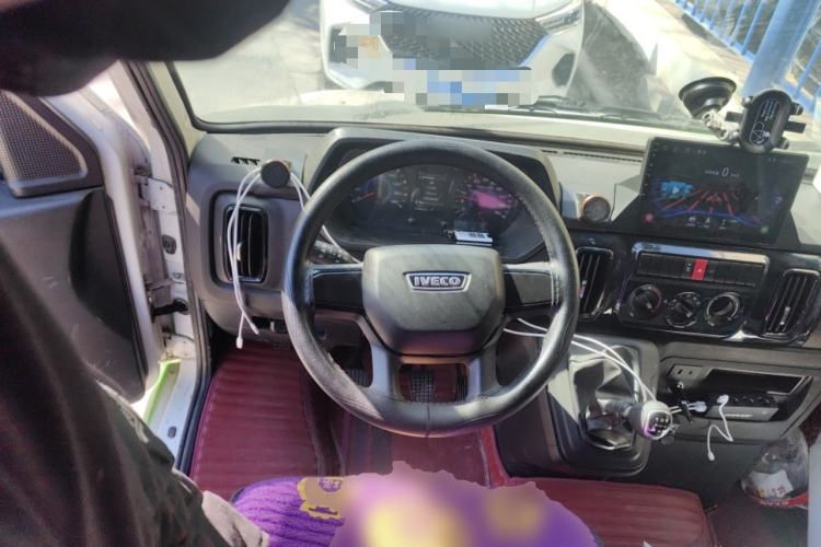 Used Iveco Daily 2023 2.5T V40 Van Long Wheelbase Mid-Roof Design Dual Tires Side-Swing Doors 2-3 Seater