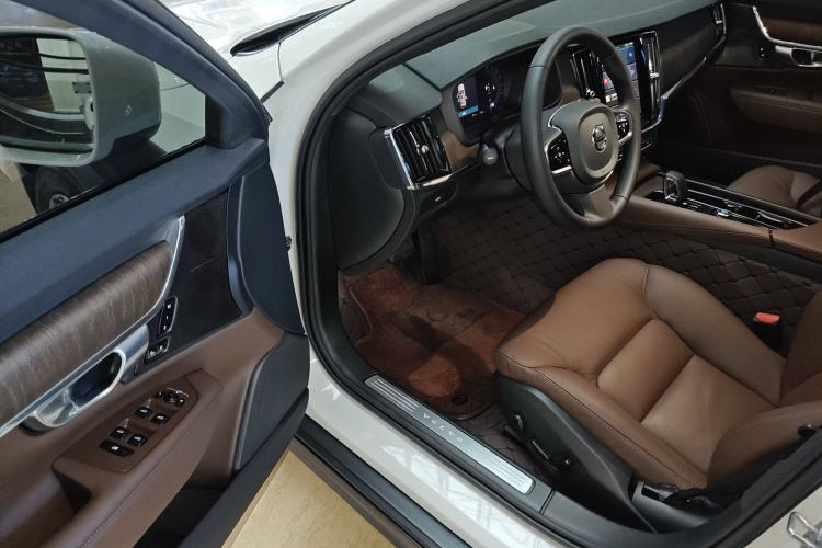 Used Volvo V90 2024 Cross Country B5 AWD Smart Range Edition