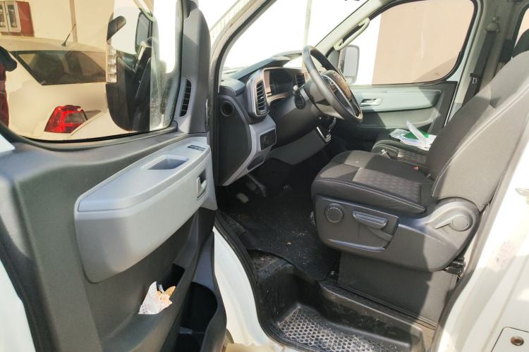 Used SAIC MAXUS Xintu V80 2024 Aotong Value Edition 6MT Long-Wheelbase Mid-Roof Model with 127 Ps Available in 6/7/8/9-Seater Configurations Driver Seat