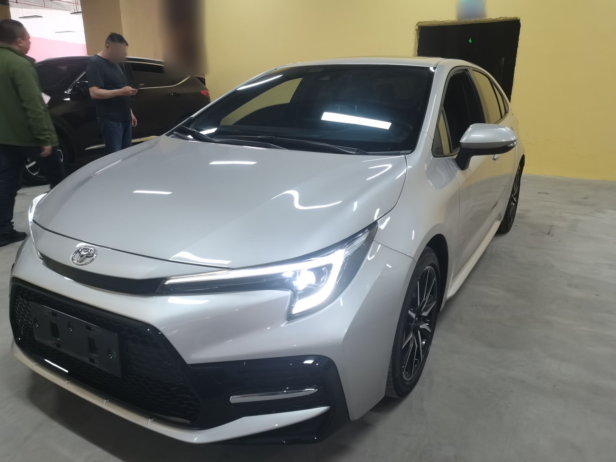 تحت مقدمة السيارة