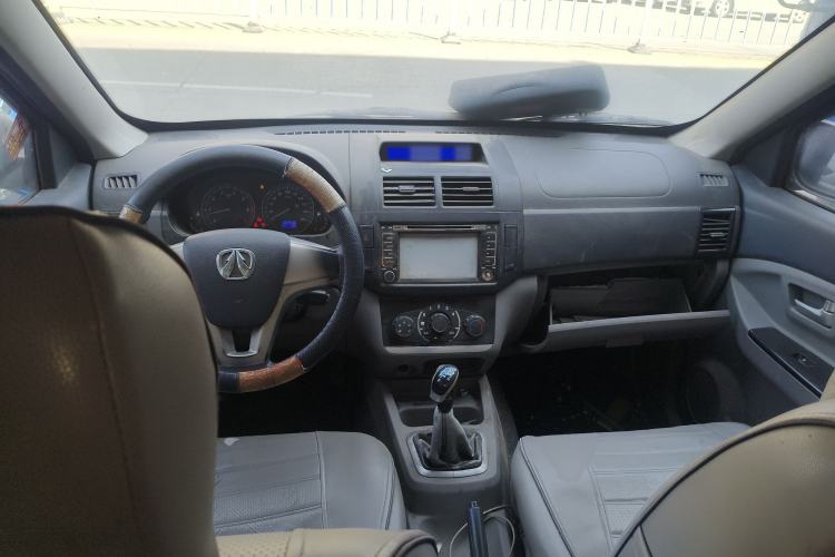 Used BAIC Weiwang M20 2013 1.5L Practical Version BJ415A Center Console