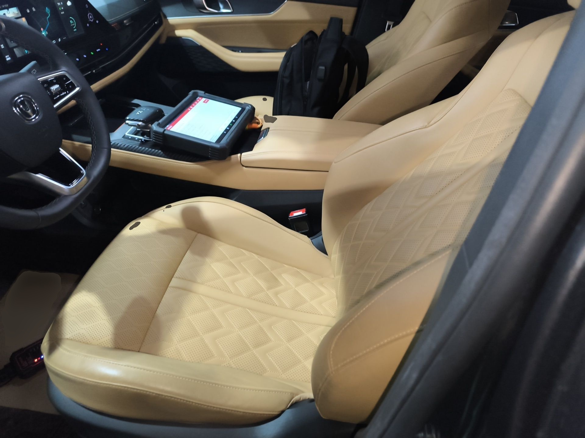 المقاعد الأمامية داخل السيارة