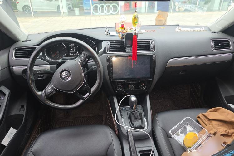 Used Volkswagen Sagitar 2018 180TSI DSG Prestige Edition Center Console