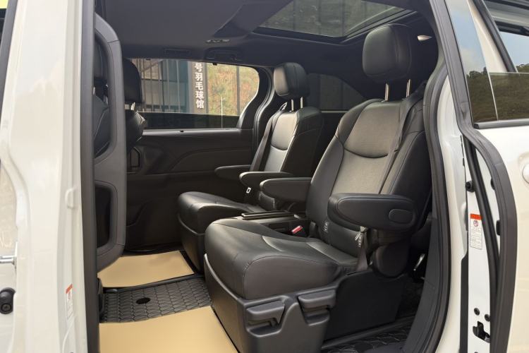 Used Toyota Granvia 2024 2.5L Hybrid Luxury Edition Interior 4