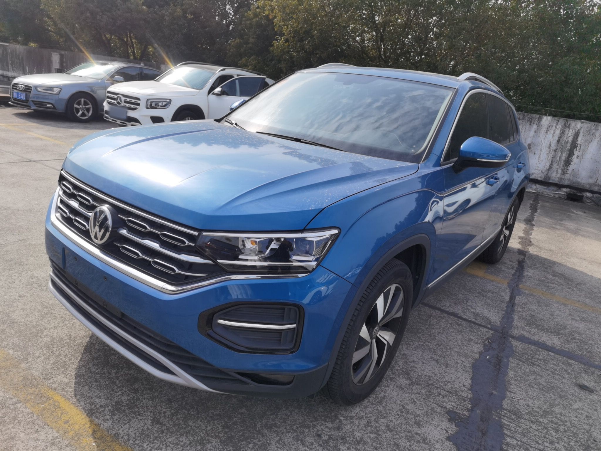 Под передней частью автомобиля