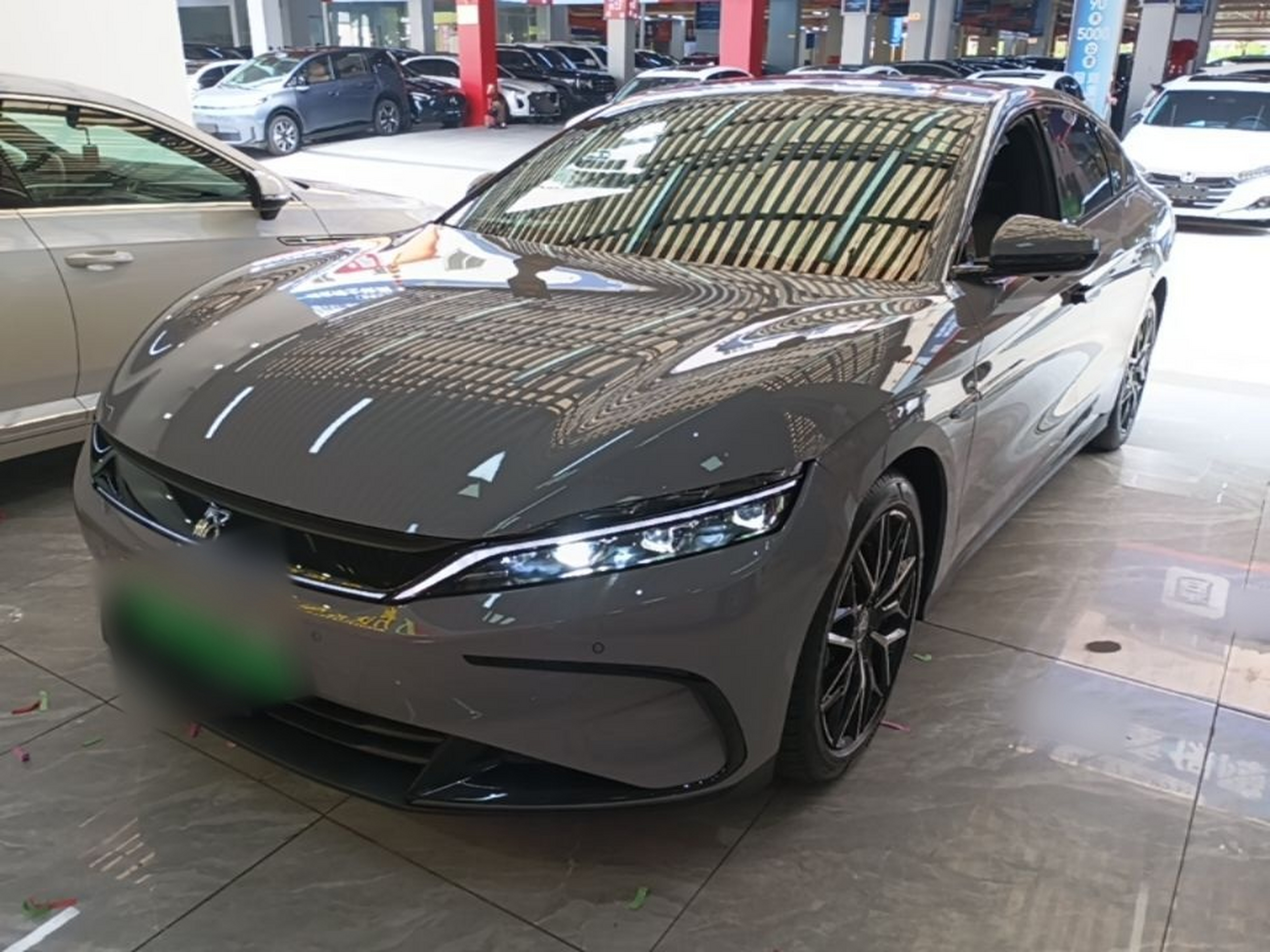 Под передней частью автомобиля
