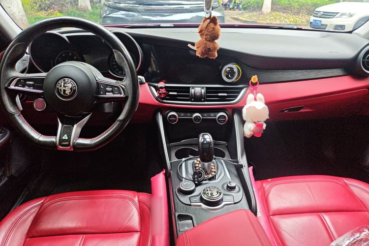 Used Alfa Romeo Giulia 2017 2.0T 280HP Luxury Edition Center Console