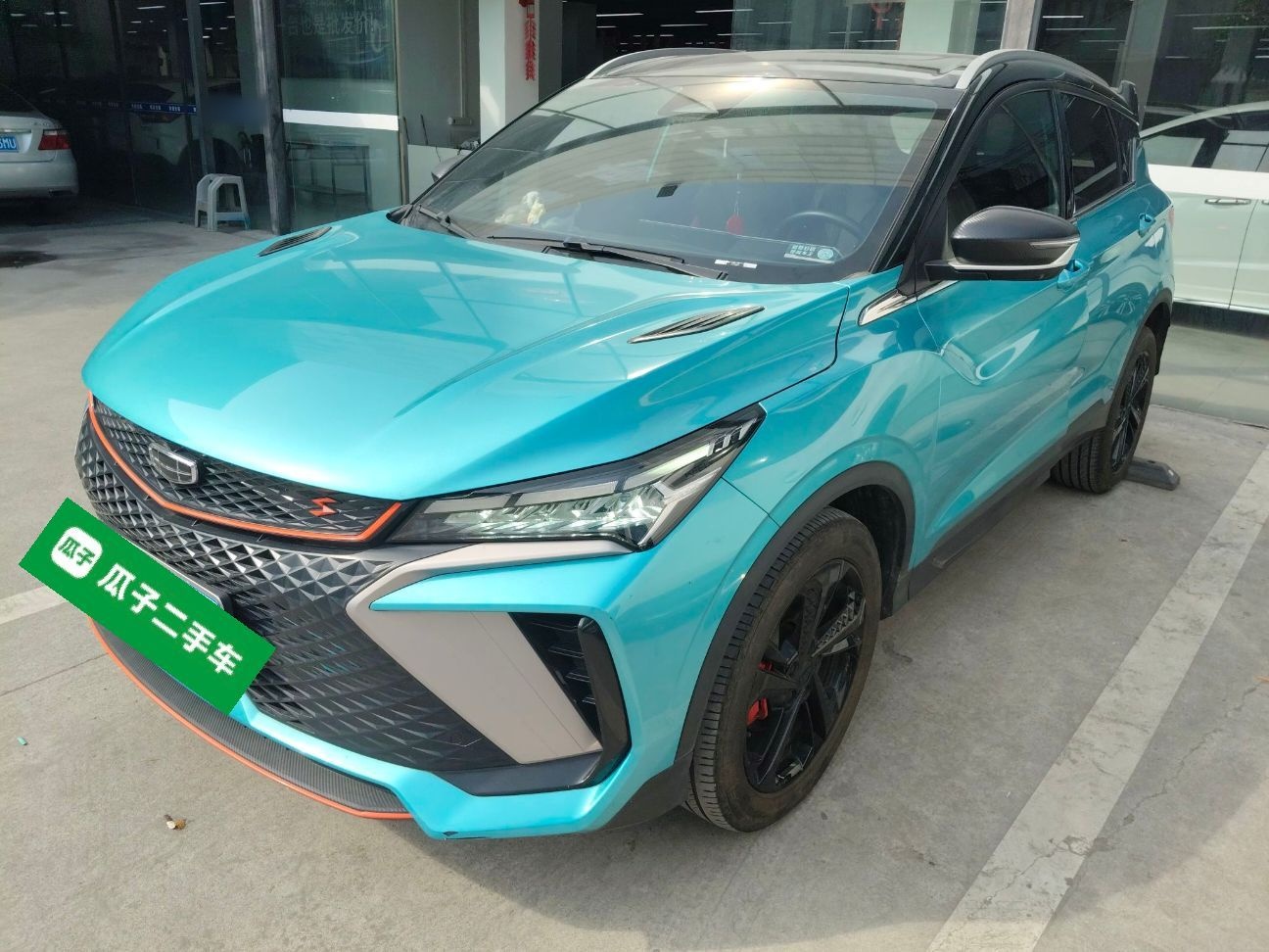 تحت مقدمة السيارة